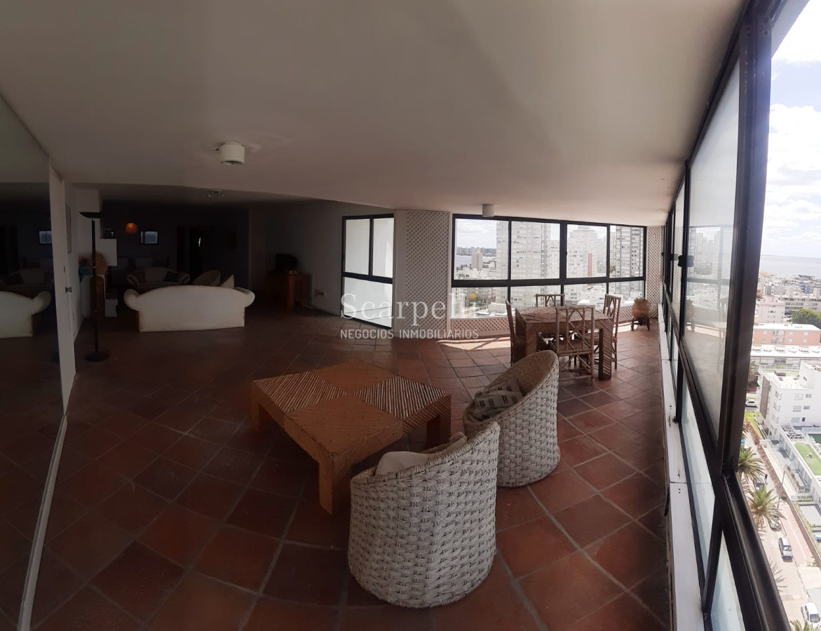 Apartamento ID.17074 - Amplísimo Apartamento Con Estufa a Leña en el Techo de Punta del Este con Majestuosa Vista