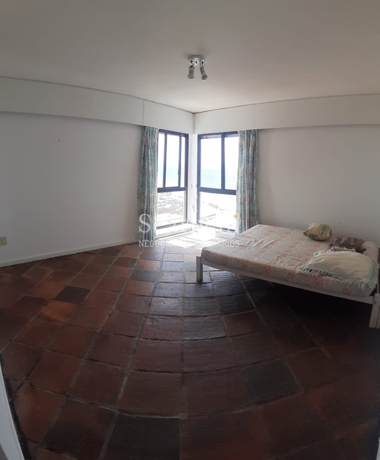 Apartamento ID.17074 - Amplísimo Apartamento Con Estufa a Leña en el Techo de Punta del Este con Majestuosa Vista