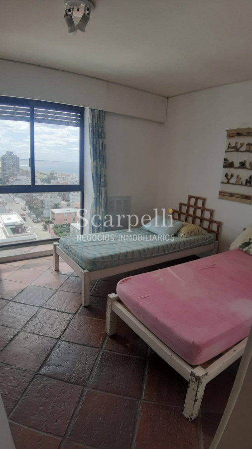 Apartamento ID.17074 - Amplísimo Apartamento Con Estufa a Leña en el Techo de Punta del Este con Majestuosa Vista