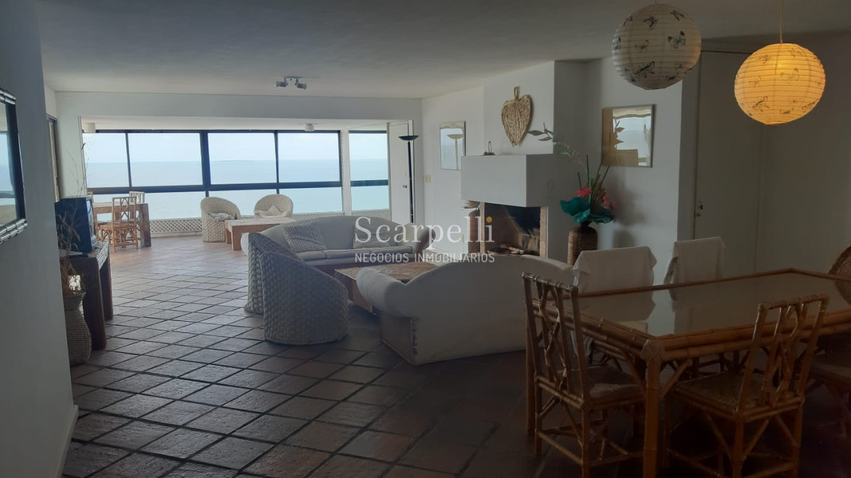 Apartamento ID.17074 - Amplísimo Apartamento Con Estufa a Leña en el Techo de Punta del Este con Majestuosa Vista