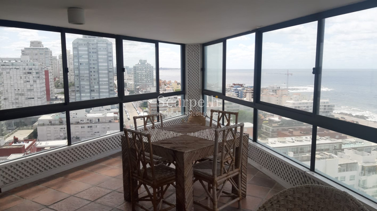 Apartamento ID.17074 - Amplísimo Apartamento Con Estufa a Leña en el Techo de Punta del Este con Majestuosa Vista