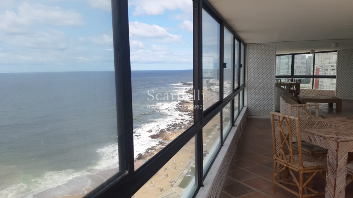 Apartamento ID.17074 - Amplísimo Apartamento Con Estufa a Leña en el Techo de Punta del Este con Majestuosa Vista