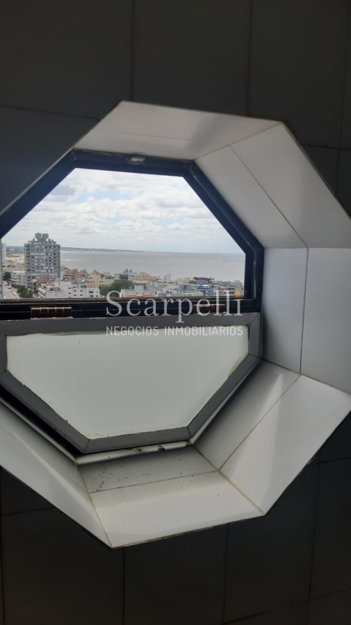 Apartamento ID.17074 - Amplísimo Apartamento Con Estufa a Leña en el Techo de Punta del Este con Majestuosa Vista