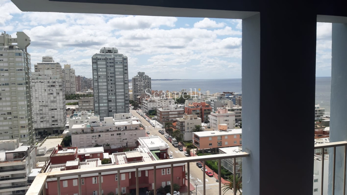 Apartamento ID.17074 - Amplísimo Apartamento Con Estufa a Leña en el Techo de Punta del Este con Majestuosa Vista