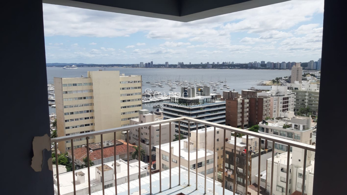 Apartamento ID.17074 - Amplísimo Apartamento Con Estufa a Leña en el Techo de Punta del Este con Majestuosa Vista