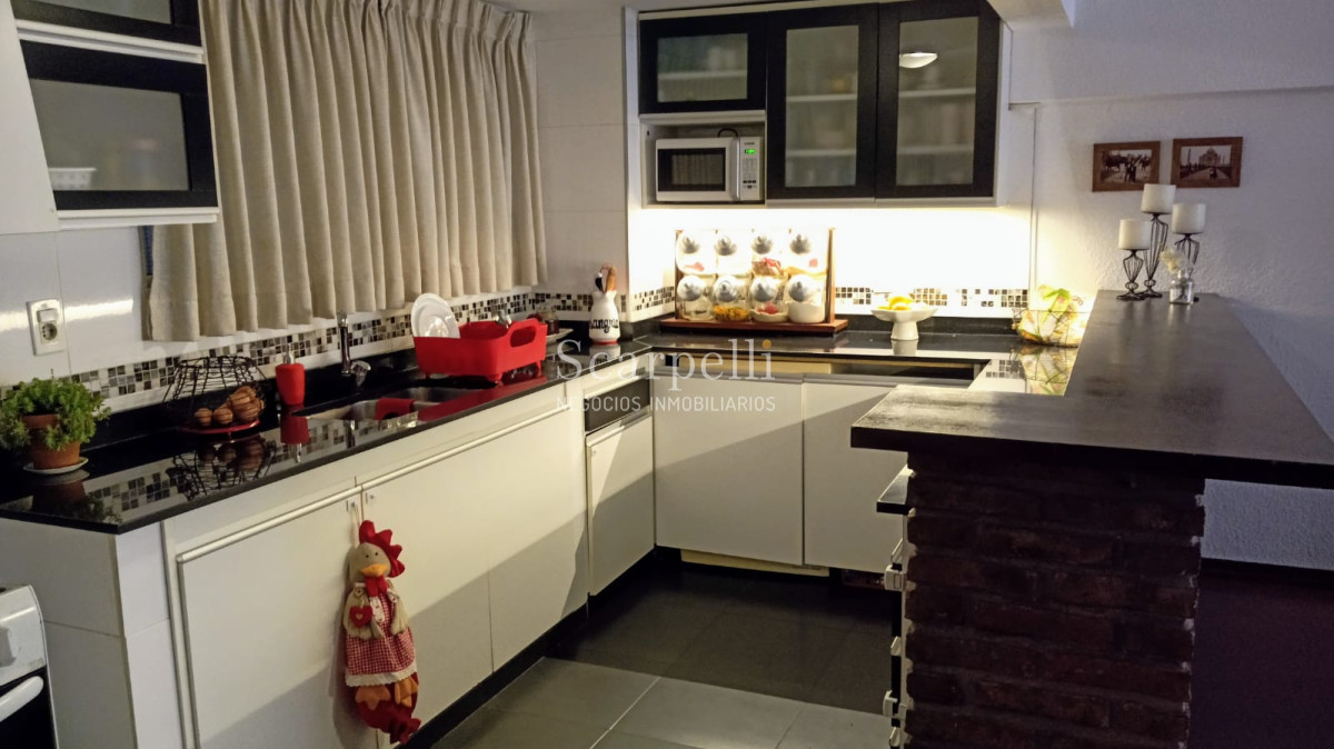 Apartamento ID.18238 - Pocitos: Apartamento en Planta Baja con Amplio Patio + Parrillero & Garage