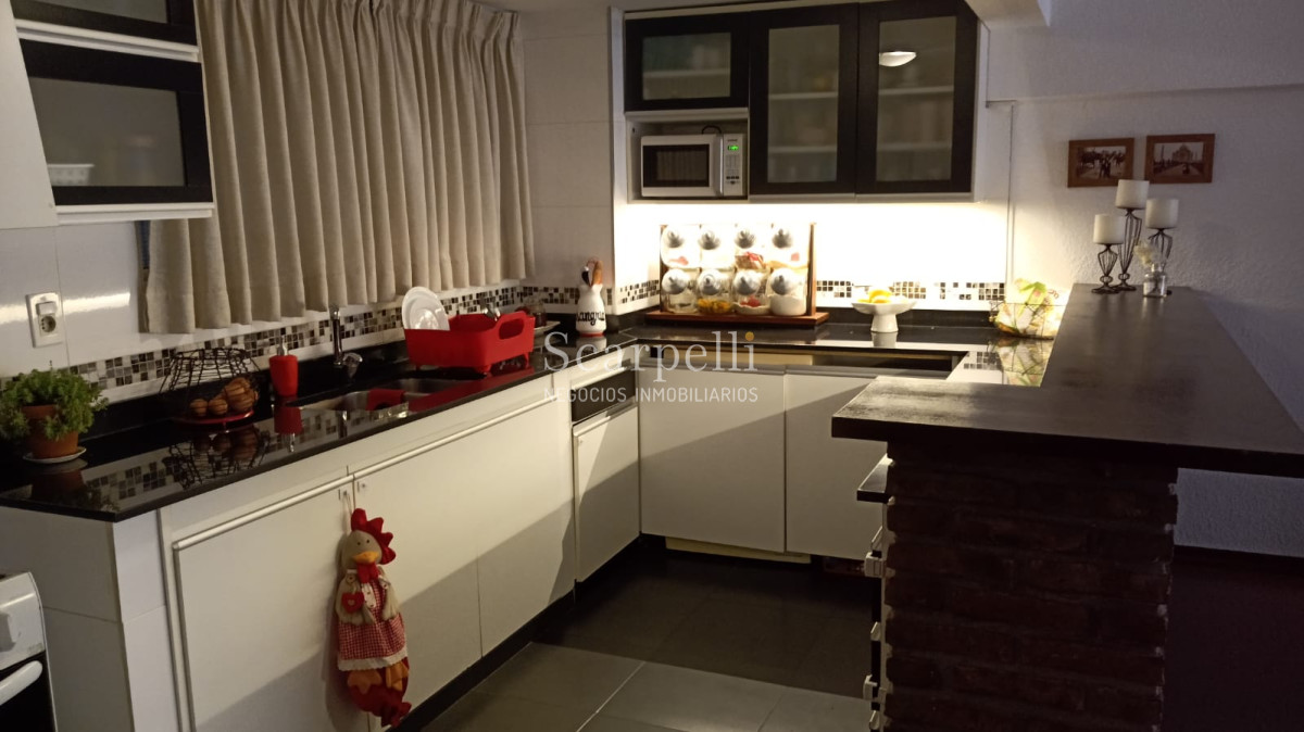 Apartamento ID.18238 - Pocitos: Apartamento en Planta Baja con Amplio Patio + Parrillero & Garage