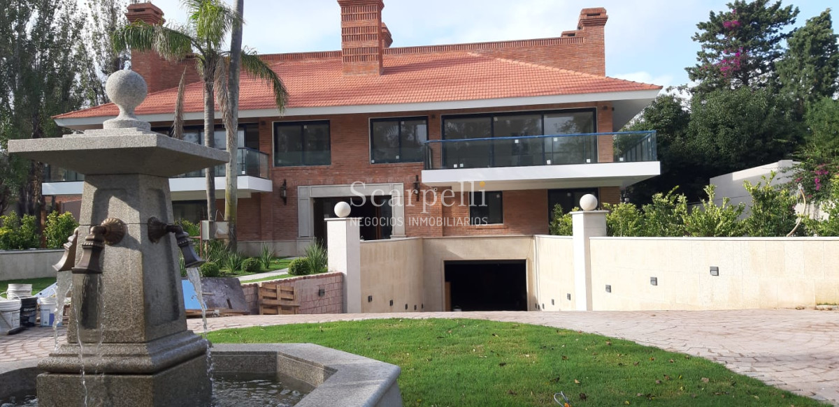 Apartamento ID.18679 - Estrene Apartamento de Categoría en Carrasco Tradicional Próximo a Arocena con terminaciones y detalles únicos.-