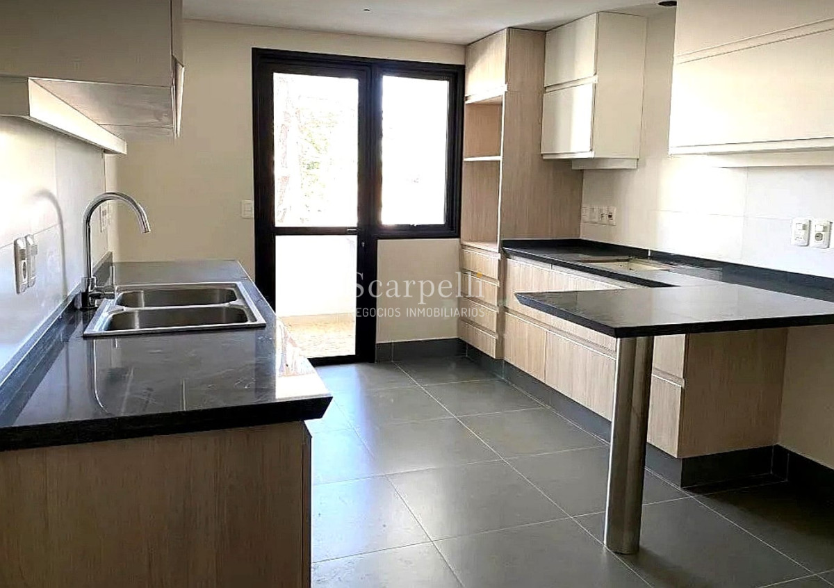 Apartamento ID.18679 - Estrene Apartamento de Categoría en Carrasco Tradicional Próximo a Arocena con terminaciones y detalles únicos.-