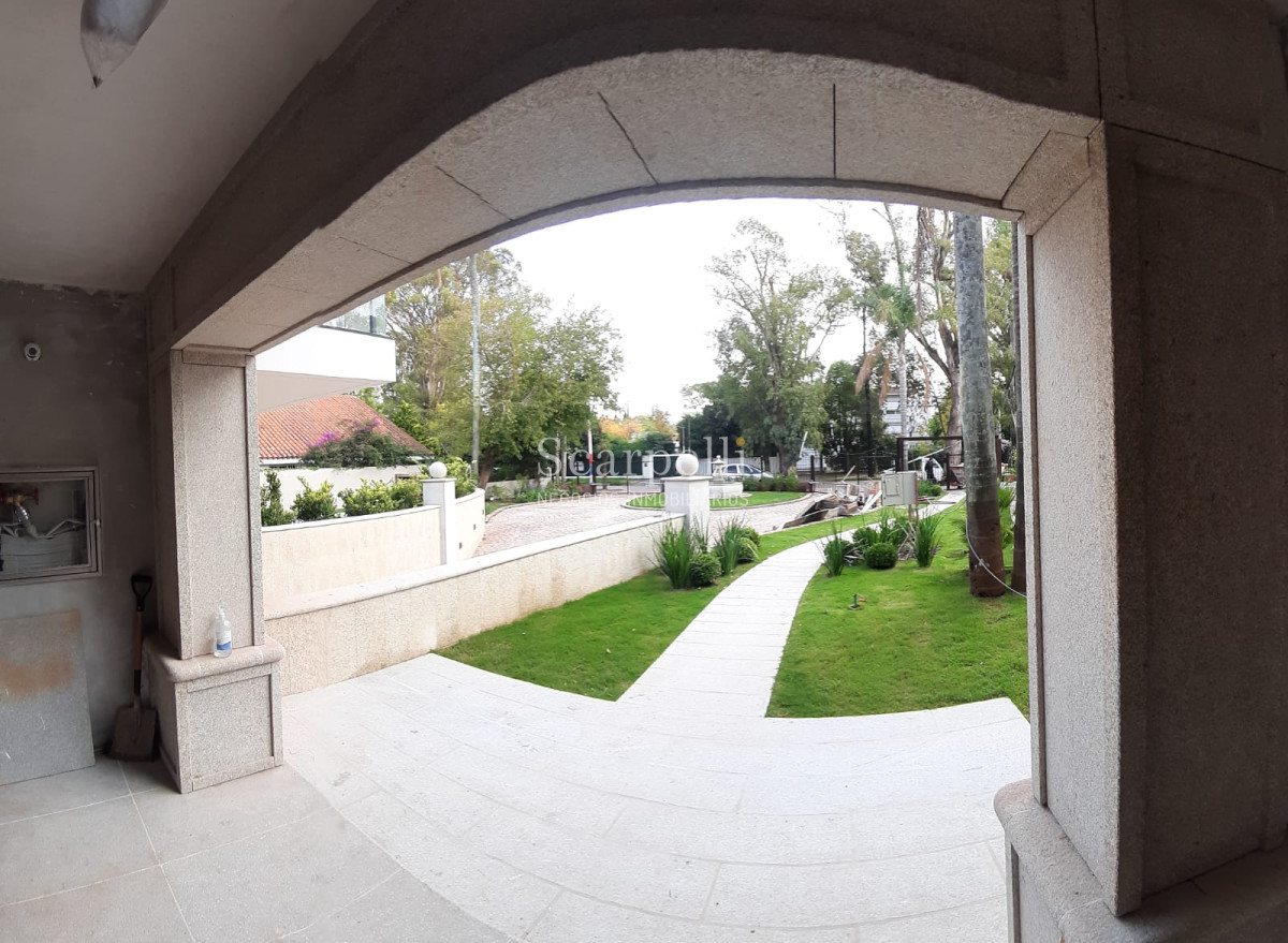 Apartamento ID.18679 - Estrene Apartamento de Categoría en Carrasco Tradicional Próximo a Arocena con terminaciones y detalles únicos.-