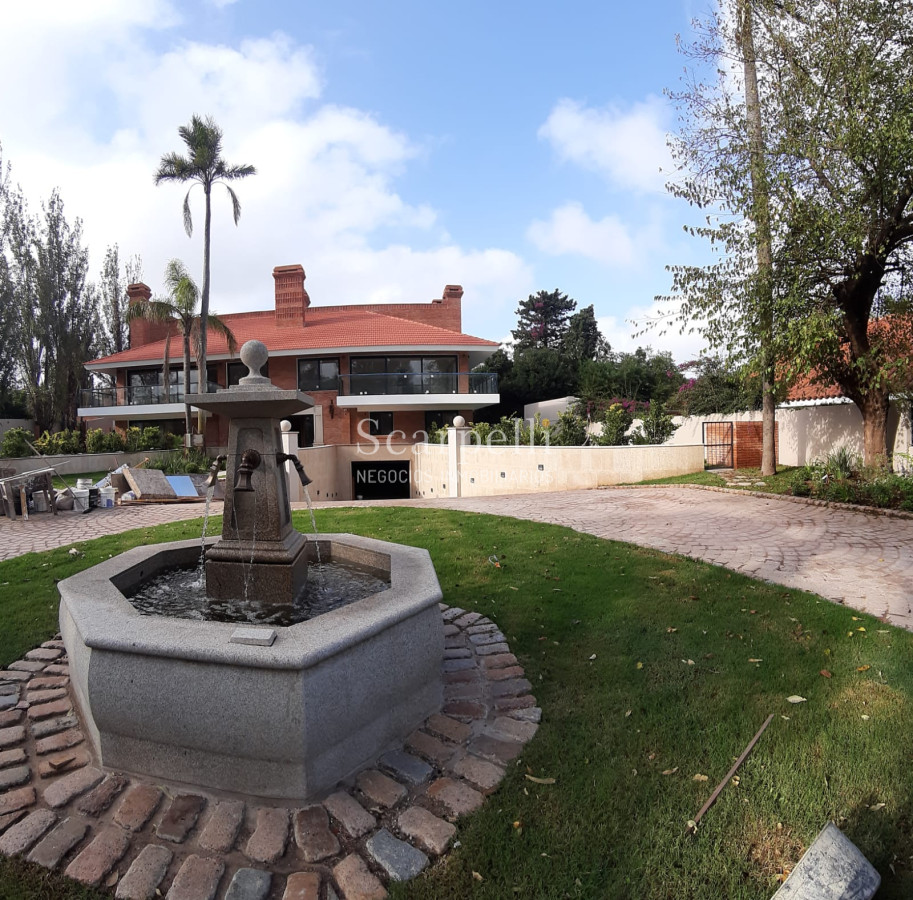 Apartamento ID.18679 - Estrene Apartamento de Categoría en Carrasco Tradicional Próximo a Arocena con terminaciones y detalles únicos.-
