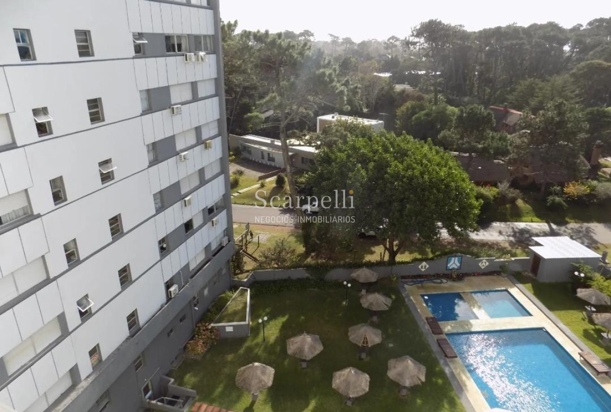 Apartamento ID.19815 - Piso Alto en Roosvelt y Blvar. Artigas Próximo   a muy pocos mts. del Sanatorio Cantegril
