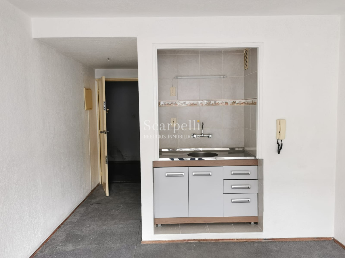 Apartamento ID.20529 - Centro. Soriano 875 casi Convención en Contrafrente con todo el Sol.-