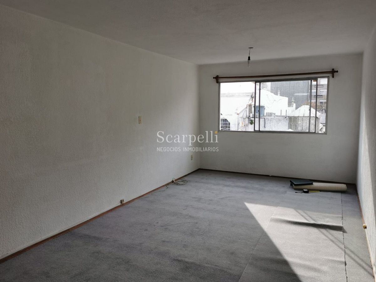 Apartamento ID.20529 - Centro. Soriano 875 casi Convención en Contrafrente con todo el Sol.-