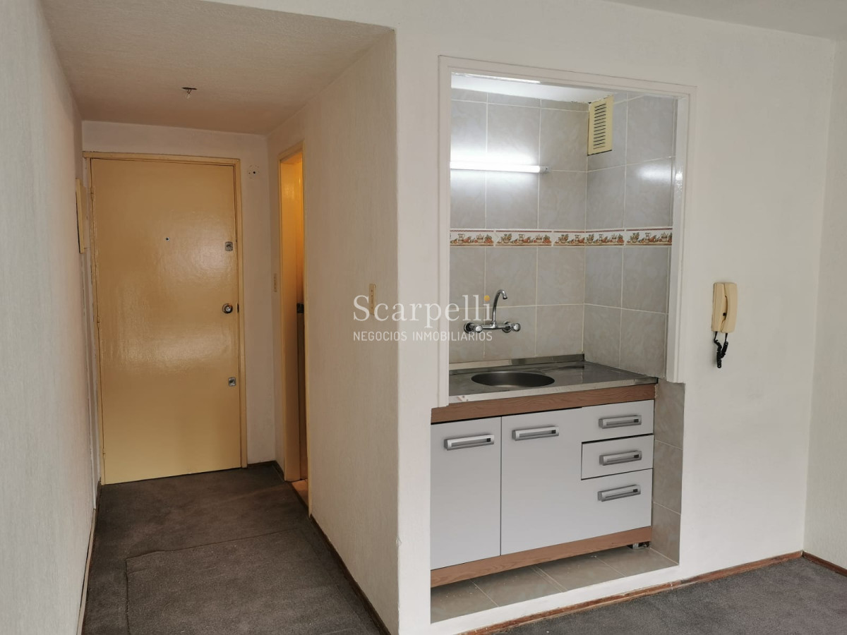 Apartamento ID.20529 - Centro. Soriano 875 casi Convención en Contrafrente con todo el Sol.-