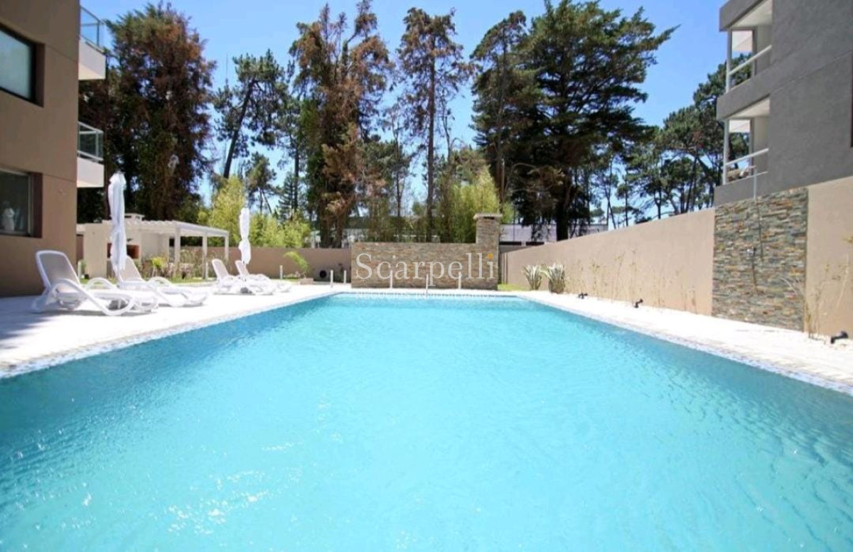 Apartamento ID.21360 - Stradivarius: Categoría en Piso Alto sobre  Av. Roosevelt  con vista a la Mansa.-
