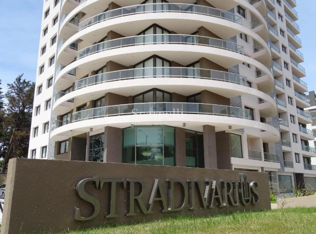 Apartamento ID.21360 - Stradivarius: Categoría en Piso Alto sobre  Av. Roosevelt  con vista a la Mansa.-