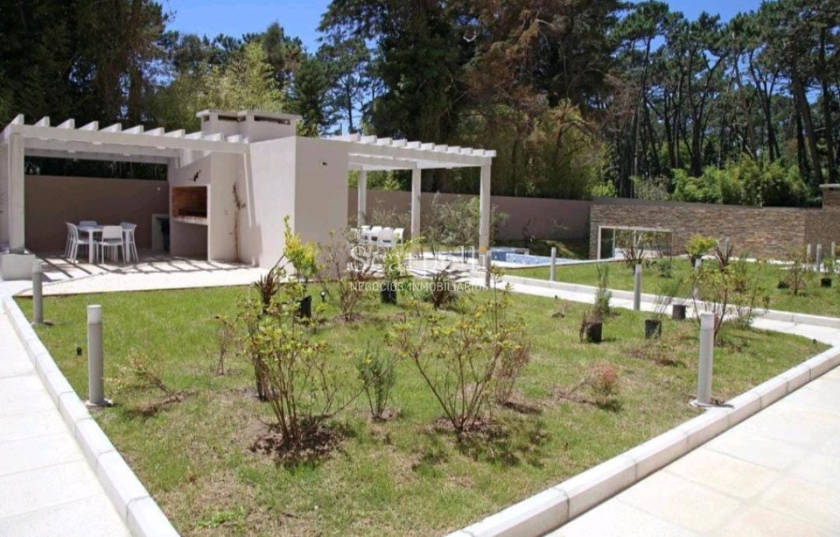 Apartamento ID.21360 - Stradivarius: Categoría en Piso Alto sobre  Av. Roosevelt  con vista a la Mansa.-