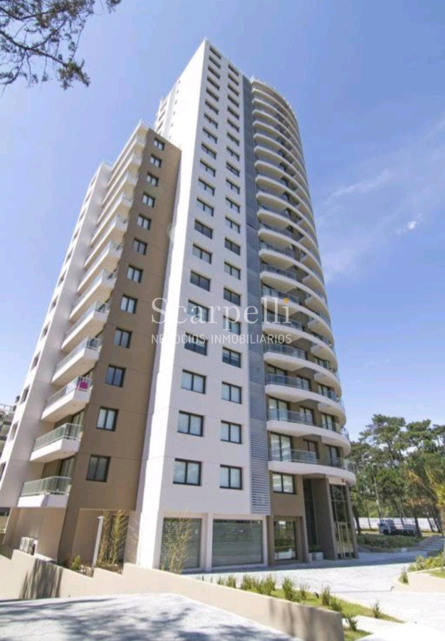 Apartamento ID.21360 - Stradivarius: Categoría en Piso Alto sobre  Av. Roosevelt  con vista a la Mansa.-