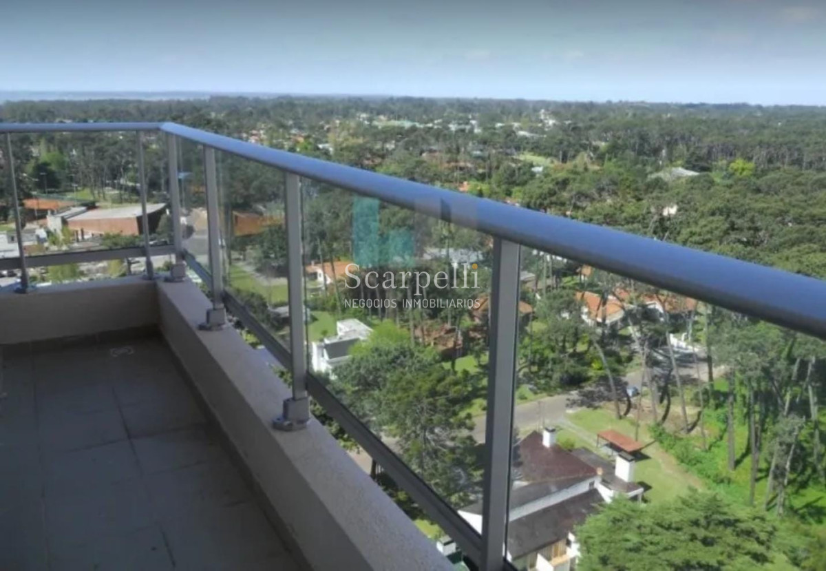 Apartamento ID.21360 - Stradivarius: Categoría en Piso Alto sobre  Av. Roosevelt  con vista a la Mansa.-