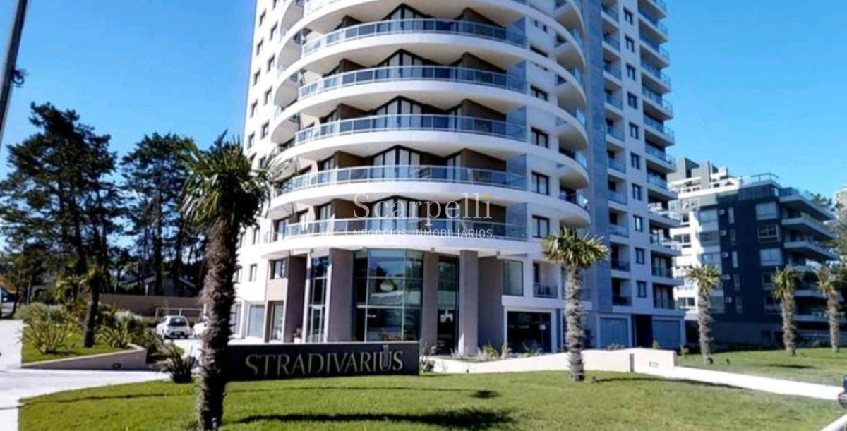 Apartamento ID.21360 - Stradivarius: Categoría en Piso Alto sobre  Av. Roosevelt  con vista a la Mansa.-