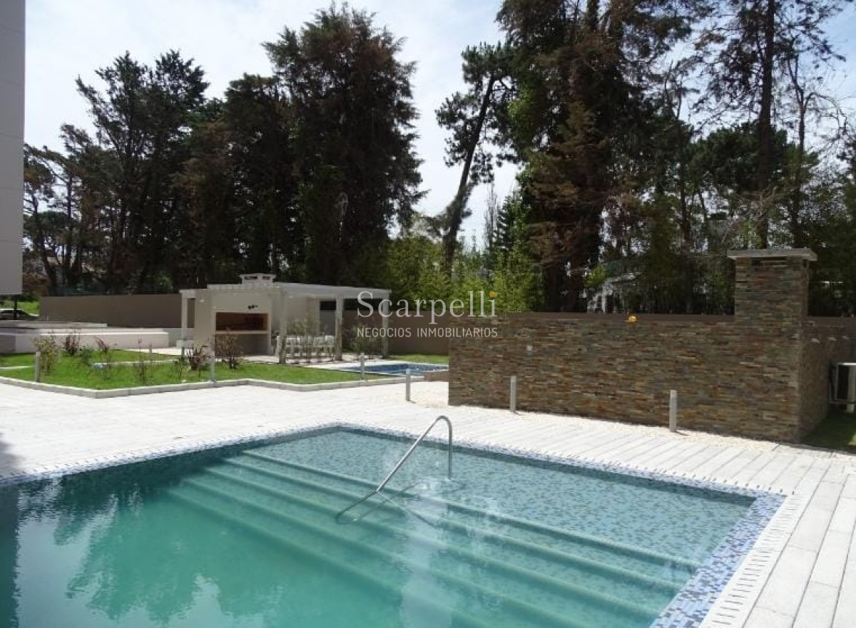 Apartamento ID.21360 - Stradivarius: Categoría en Piso Alto sobre  Av. Roosevelt  con vista a la Mansa.-
