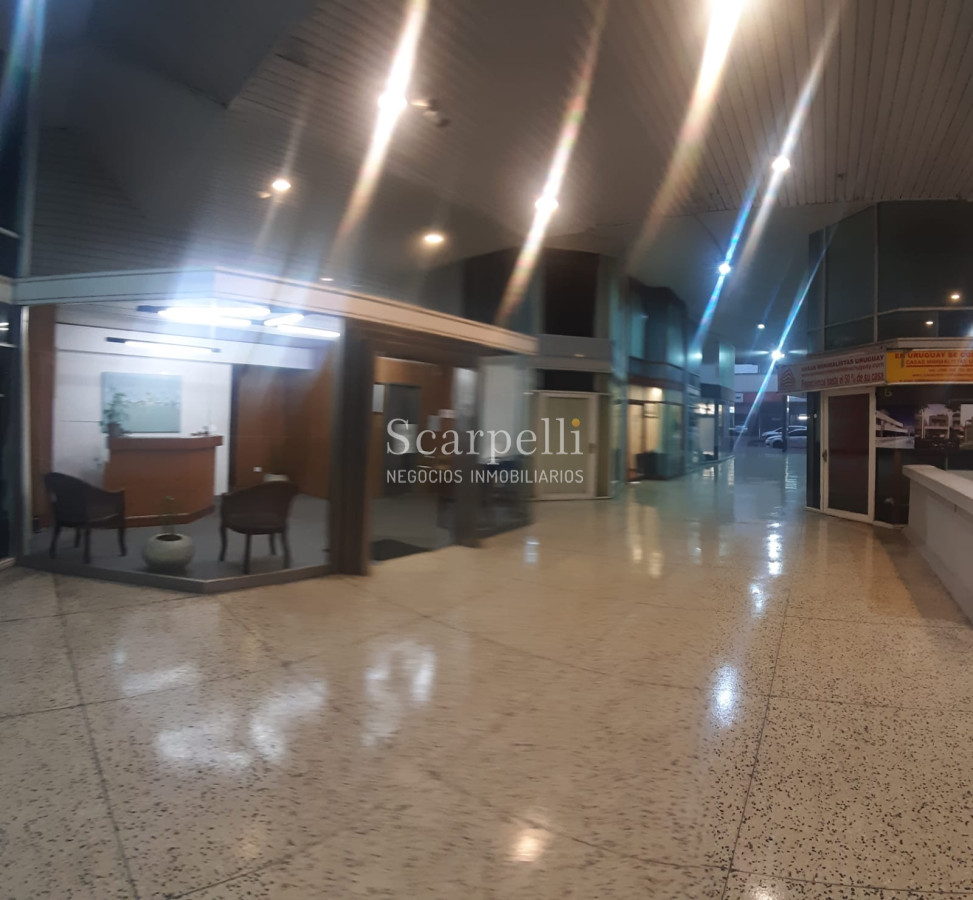 Apartamento ID.21600 - Apartamento 1 dormitorio sobre Gorlero a mts. Playa Brava, Los Dedos & Playa Mansa  3er. Piso con Ascensor.-