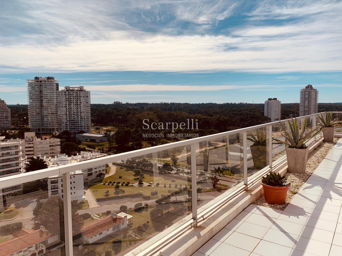 Apartamento ID.21754 - Oportunidad en Parada 8 frente a la Brava Penthouse en piso 17 con estupenda vista oceánica.-