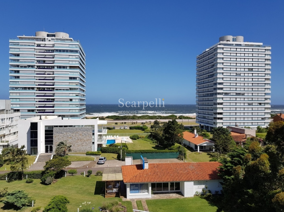 Apartamento ID.21754 - Oportunidad en Parada 8 frente a la Brava Penthouse en piso 17 con estupenda vista oceánica.-