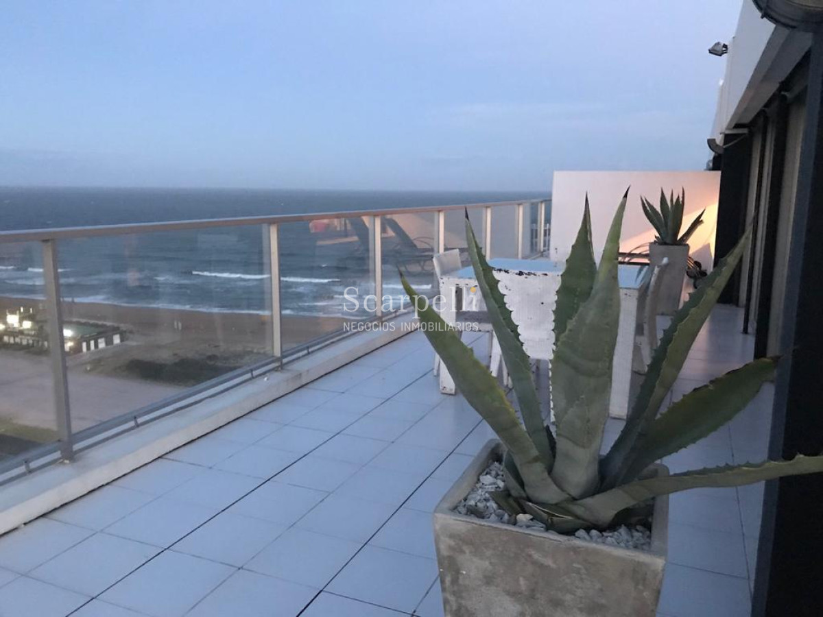 Apartamento ID.21754 - Oportunidad en Parada 8 frente a la Brava Penthouse en piso 17 con estupenda vista oceánica.-