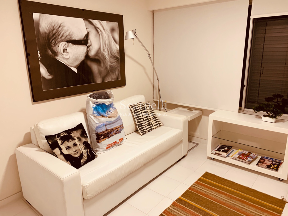 Apartamento ID.21754 - Oportunidad en Parada 8 frente a la Brava Penthouse en piso 17 con estupenda vista oceánica.-