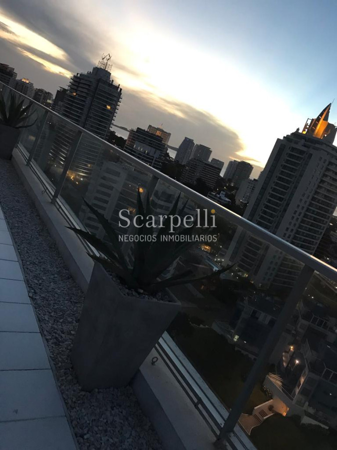 Apartamento ID.21754 - Oportunidad en Parada 8 frente a la Brava Penthouse en piso 17 con estupenda vista oceánica.-