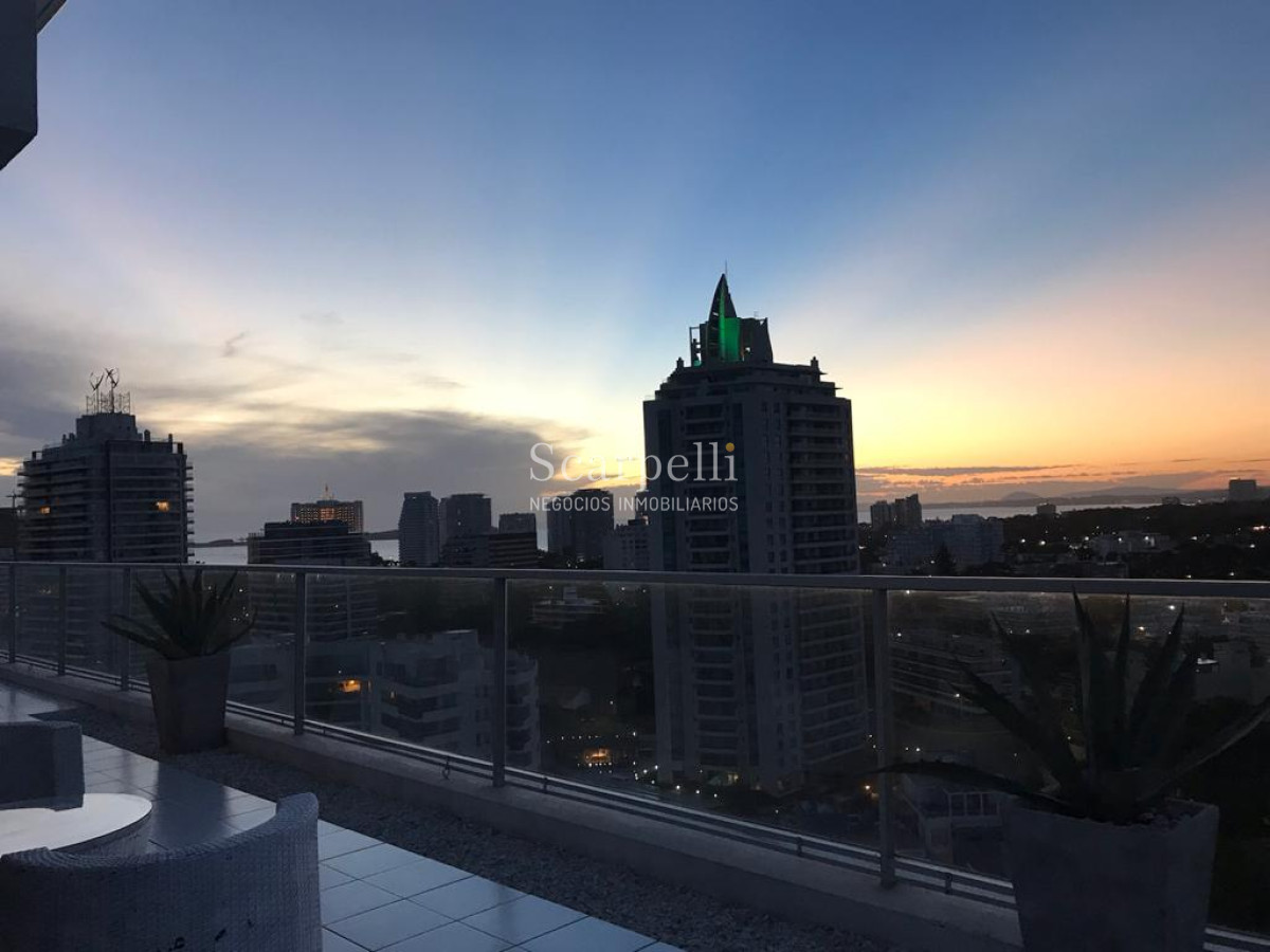 Apartamento ID.21754 - Oportunidad en Parada 8 frente a la Brava Penthouse en piso 17 con estupenda vista oceánica.-