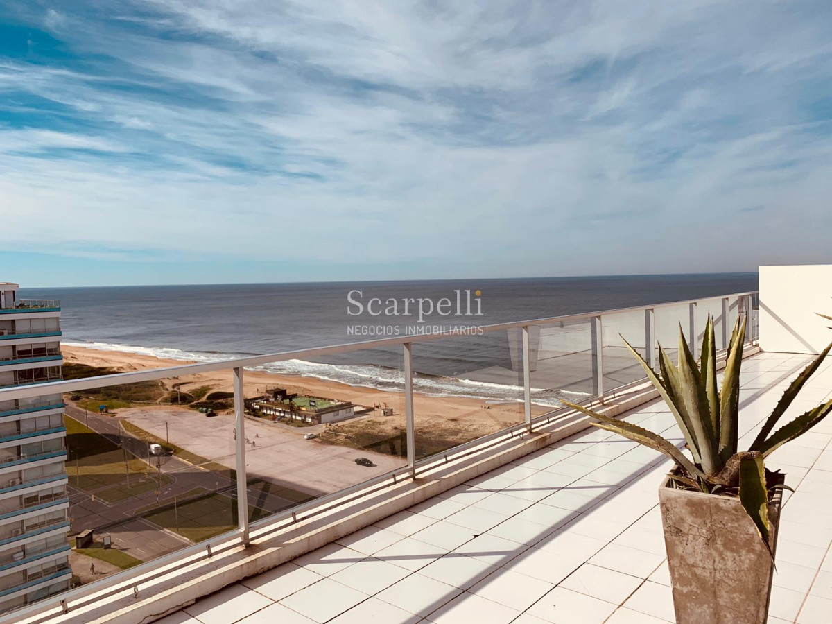 Apartamento ID.21754 - Oportunidad en Parada 8 frente a la Brava Penthouse en piso 17 con estupenda vista oceánica.-