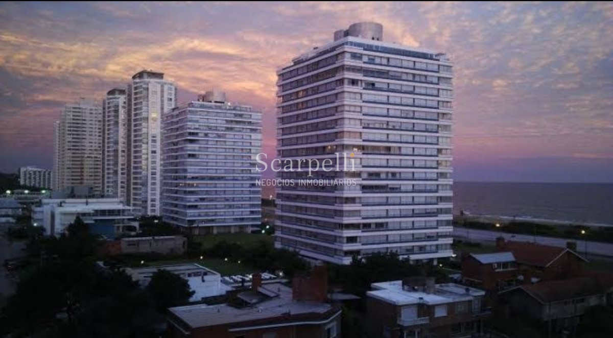 Apartamento ID.21754 - Oportunidad en Parada 8 frente a la Brava Penthouse en piso 17 con estupenda vista oceánica.-