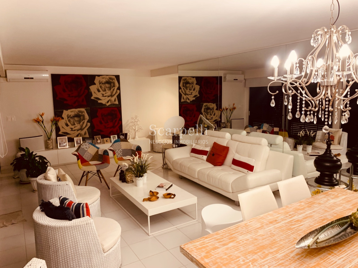 Apartamento ID.21754 - Oportunidad en Parada 8 frente a la Brava Penthouse en piso 17 con estupenda vista oceánica.-