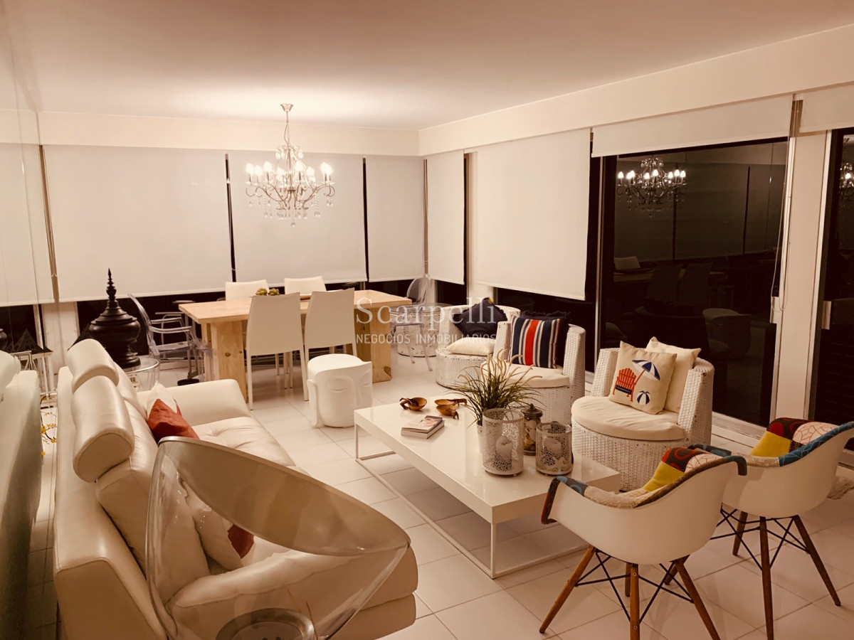 Apartamento ID.21754 - Oportunidad en Parada 8 frente a la Brava Penthouse en piso 17 con estupenda vista oceánica.-