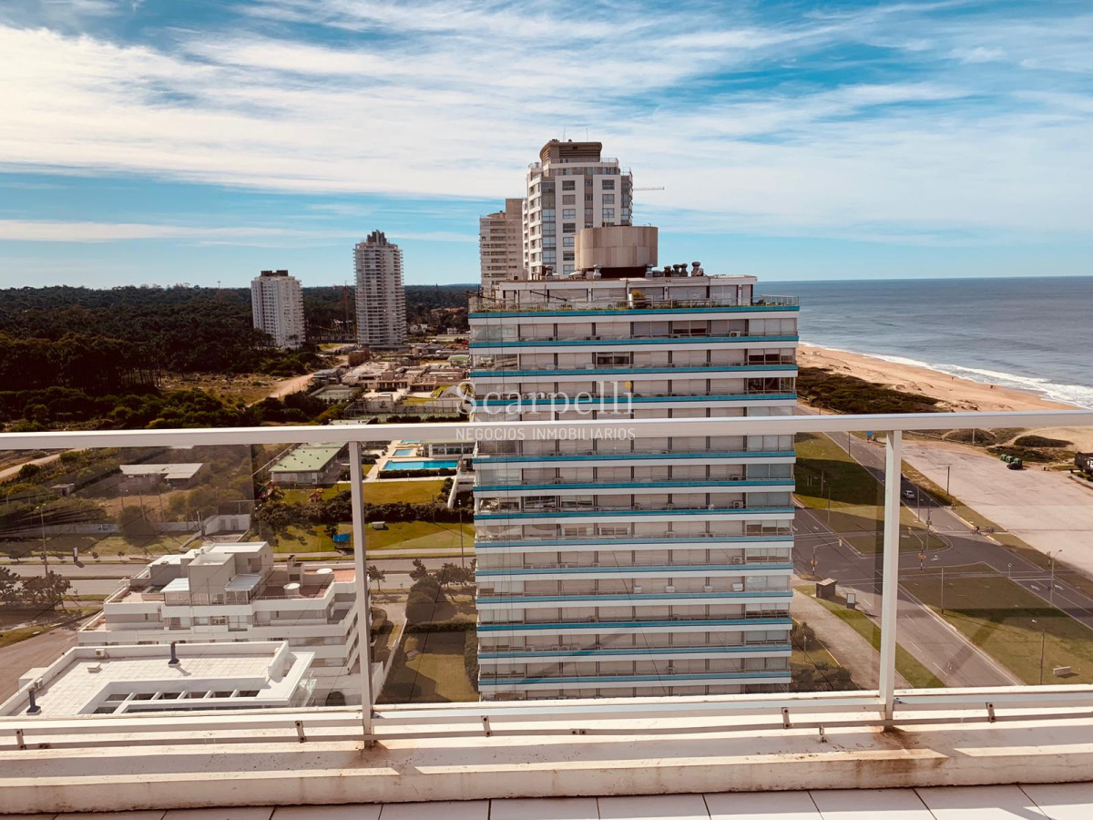 Apartamento ID.21754 - Oportunidad en Parada 8 frente a la Brava Penthouse en piso 17 con estupenda vista oceánica.-