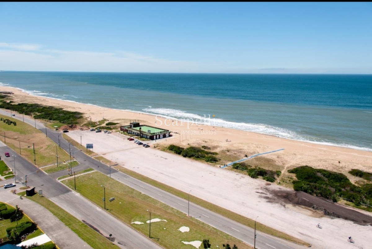 Apartamento ID.21754 - Oportunidad en Parada 8 frente a la Brava Penthouse en piso 17 con estupenda vista oceánica.-