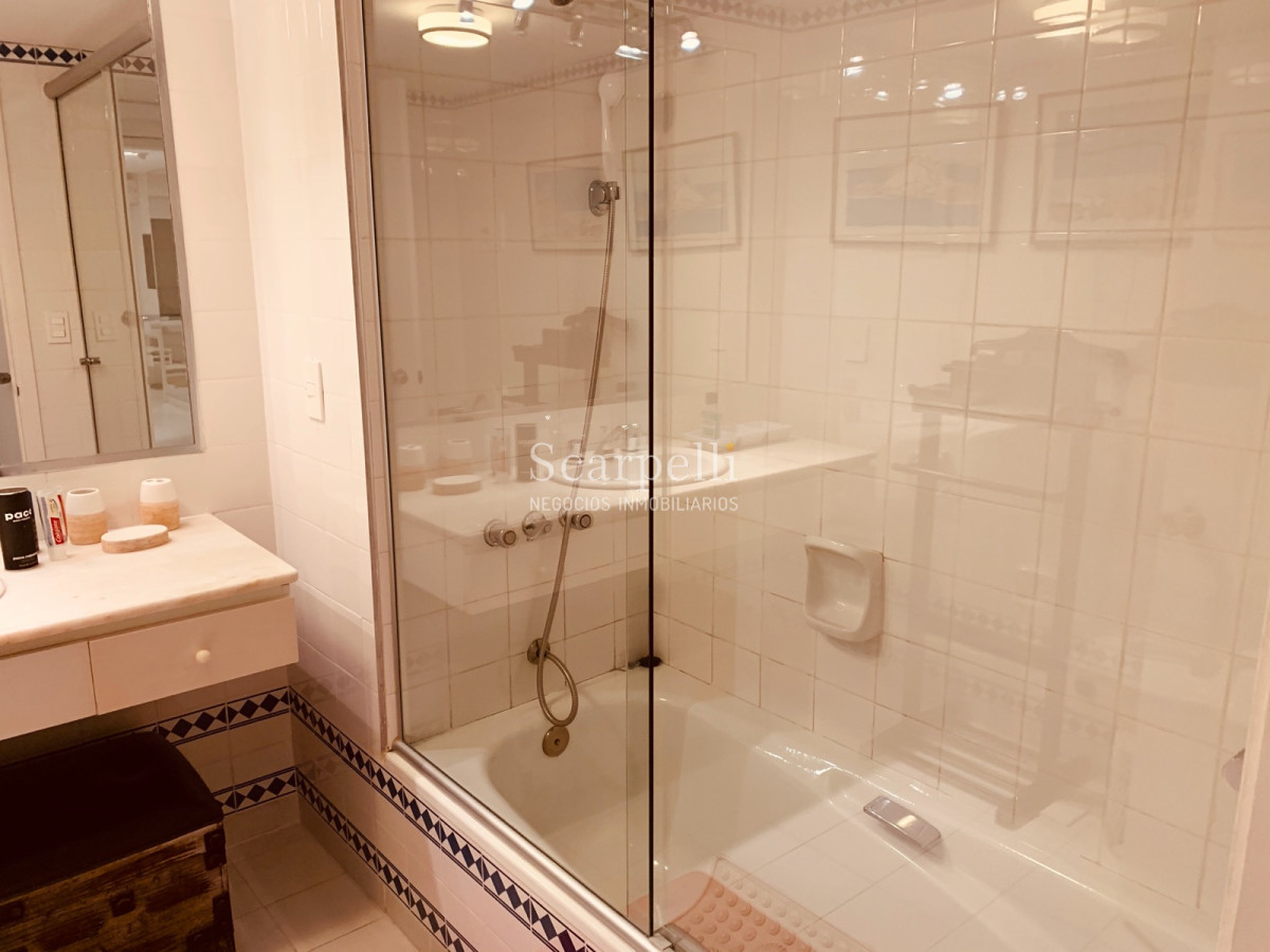 Apartamento ID.21754 - Oportunidad en Parada 8 frente a la Brava Penthouse en piso 17 con estupenda vista oceánica.-