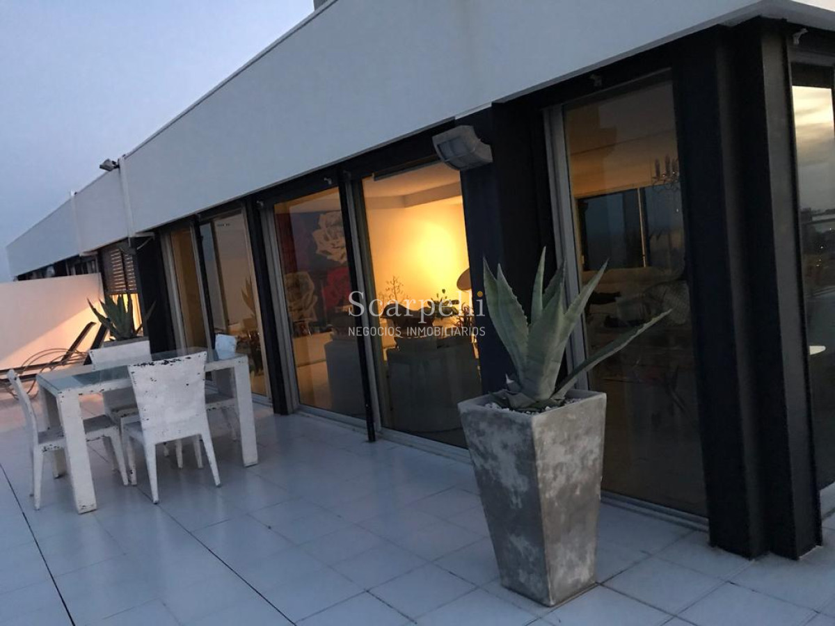 Apartamento ID.21754 - Oportunidad en Parada 8 frente a la Brava Penthouse en piso 17 con estupenda vista oceánica.-