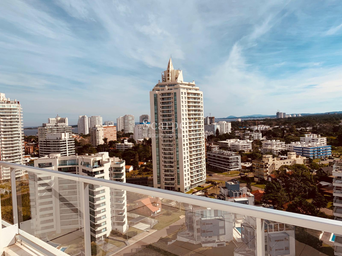 Apartamento ID.21754 - Oportunidad en Parada 8 frente a la Brava Penthouse en piso 17 con estupenda vista oceánica.-