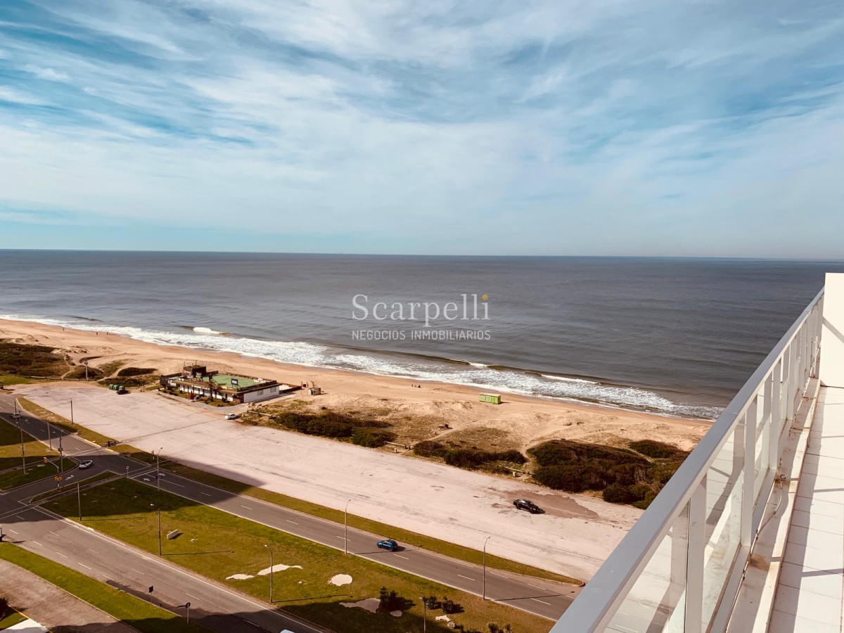 Apartamento ID.21754 - Oportunidad en Parada 8 frente a la Brava Penthouse en piso 17 con estupenda vista oceánica.-