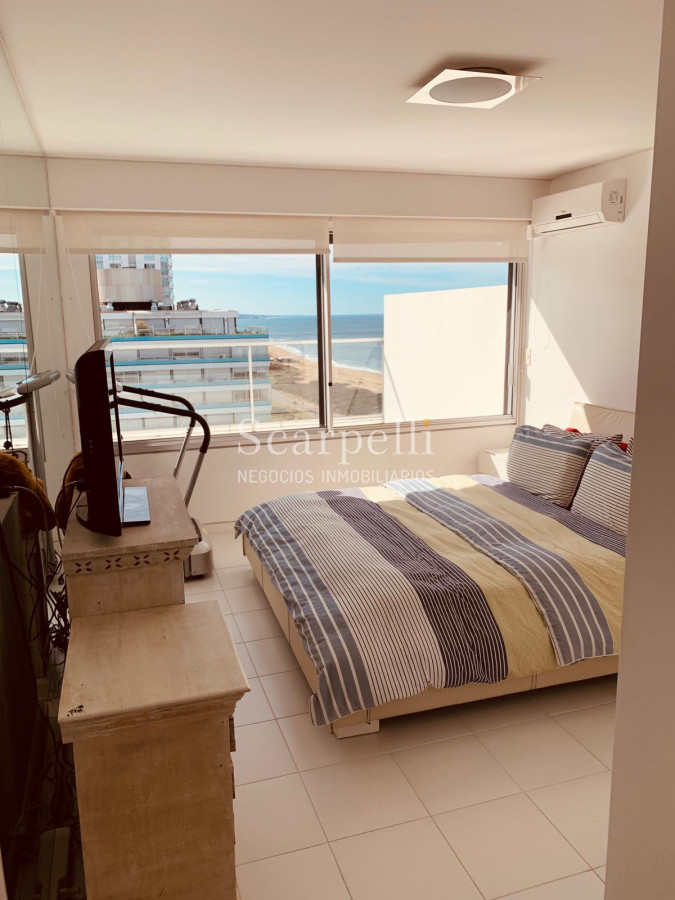 Apartamento ID.21754 - Oportunidad en Parada 8 frente a la Brava Penthouse en piso 17 con estupenda vista oceánica.-