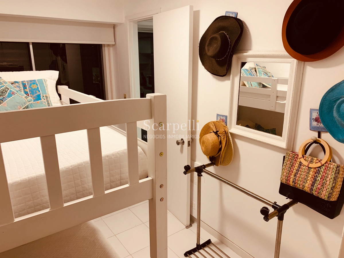 Apartamento ID.21754 - Oportunidad en Parada 8 frente a la Brava Penthouse en piso 17 con estupenda vista oceánica.-