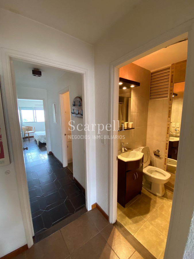 Apartamento ID.21829 - Apartamento en Península con vista al Muelle Mailhos muy prolijo con Estufa a leña, terraza y baños actualizados.-