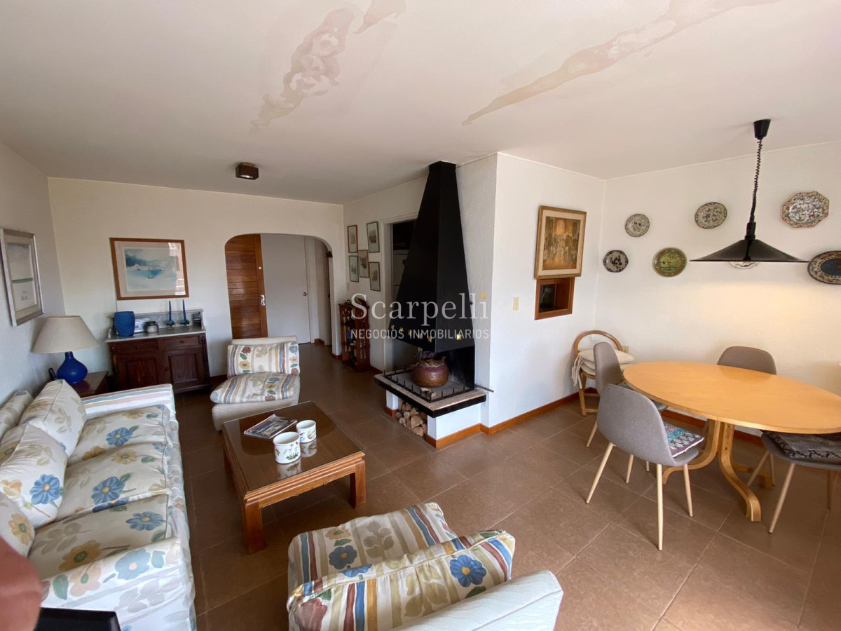 Apartamento ID.21829 - Apartamento en Península con vista al Muelle Mailhos muy prolijo con Estufa a leña, terraza y baños actualizados.-