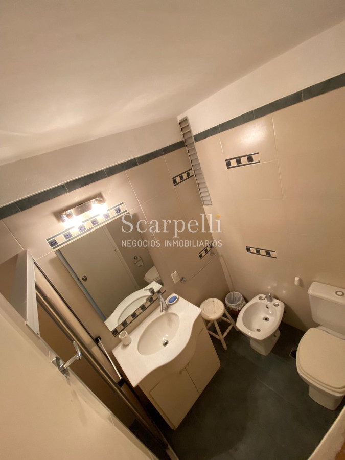 Apartamento ID.21829 - Apartamento en Península con vista al Muelle Mailhos muy prolijo con Estufa a leña, terraza y baños actualizados.-