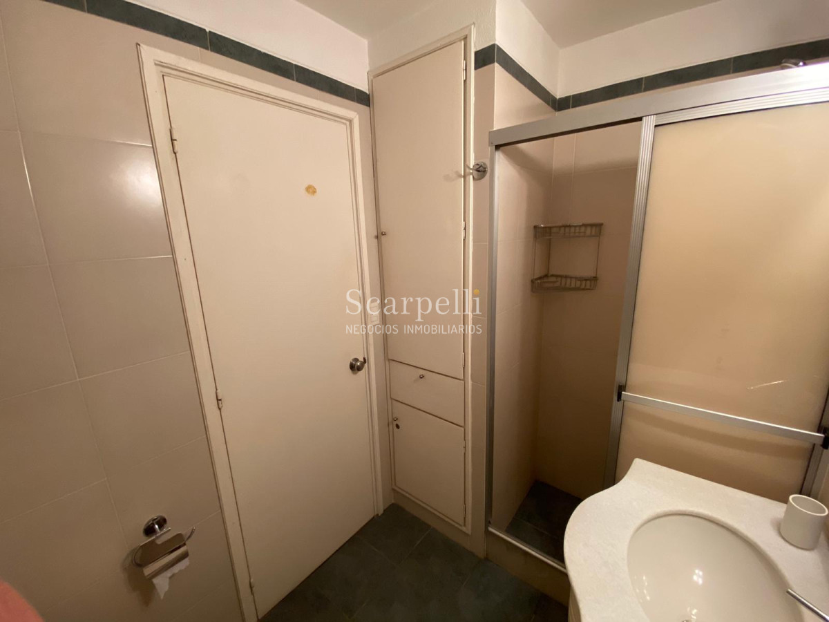 Apartamento ID.21829 - Apartamento en Península con vista al Muelle Mailhos muy prolijo con Estufa a leña, terraza y baños actualizados.-
