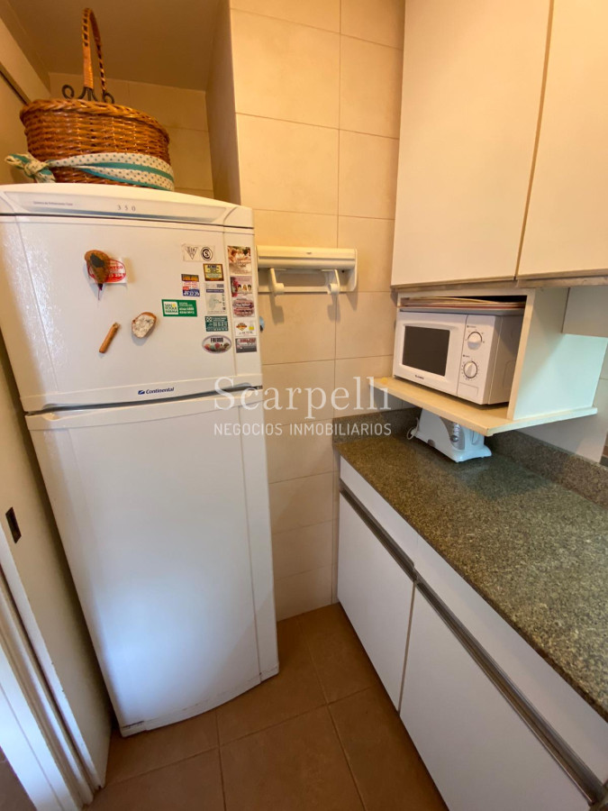 Apartamento ID.21829 - Apartamento en Península con vista al Muelle Mailhos muy prolijo con Estufa a leña, terraza y baños actualizados.-